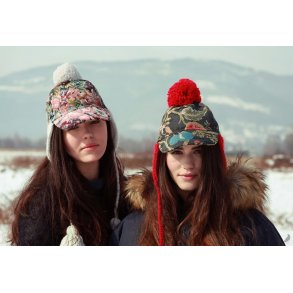 Strikhue m. hvid kvast