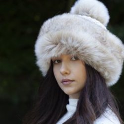 Strikhue med kunstpels