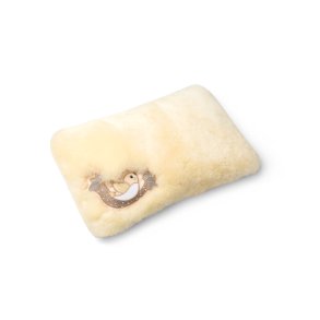 beige lammeskindspude med motiv af lille fugl